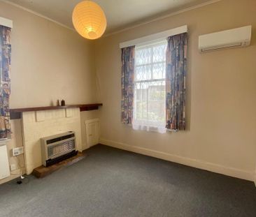 Seize the opportunity to live in a charming bungalow in a sought-af... - Photo 2