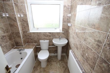 3 bedroom Semi-Detached House to let - Photo 3