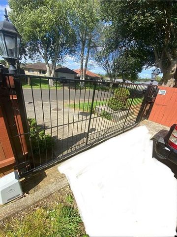 Charming 4BR Home in Pukekohe! - Photo 5
