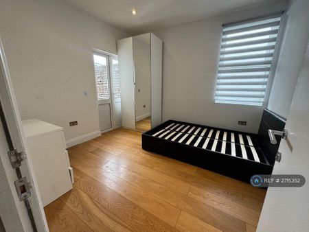 1 bedroom in a house share to rent - Photo 2