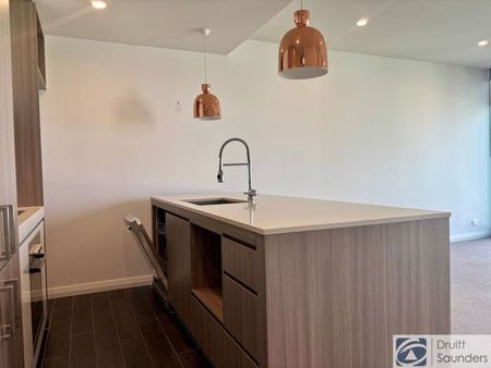 Top-Floor Apartment with Stunning City Views! - Photo 4