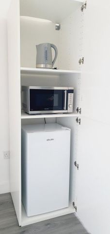 1 bedroom in a house share to rent - Photo 2