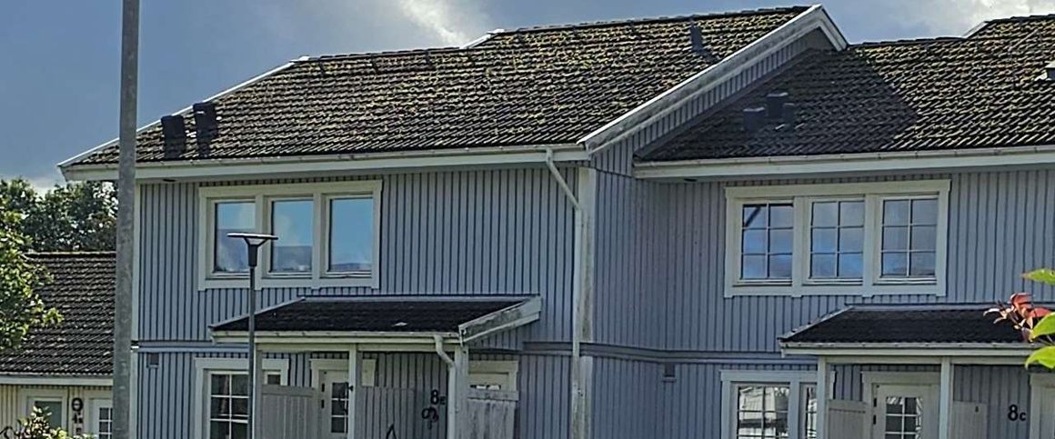 I hyran ingår varmhyra, vilket omfattar uppvärmning och varmvatten. Även ett grundutbud av tv-kanaler samt sophantering ingår. Endast hushållsel tillkommer. Fiber finns indraget i lägenheten. Rökfritt boende gäller för alla kontrakt tecknade från och med 2025-01-01, inklusive gemensamma utrymmen. - Foto 1