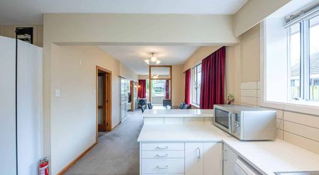Spacious home in well sought after location. - Photo 4