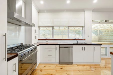 UNFURNISHED - Charming Solid-brick Home with Treetop Views - Photo 3