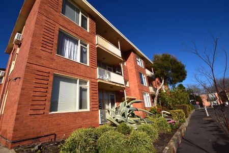 FIRST FLOOR APARTMENT IN DELIGHTFUL TREE-LINED STREET - Photo 4