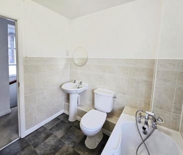 2 bedroom mews to rent - Photo 4