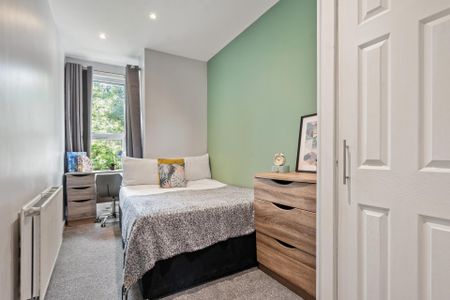 6 WINSTANLEY TERRACE Leeds - LS6 1DS - Photo 2