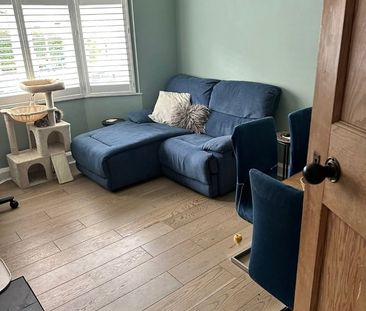 Room in a Shared Flat, Godley Road, SW18 - Photo 3