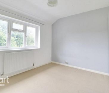 3 bedroom end of terrace house to rent - Photo 2