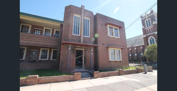 Art Deco building in popular Beaumont Street - Photo 1