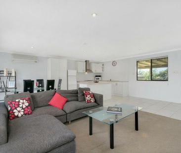 CHARMING 3 BEDROOM HOME CLOSE TO EVERYTHING - Photo 1