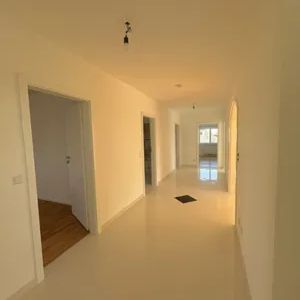 Ideale Familienwohnung mit Terrasse und 1 Autostellplatz mit perfekter Verkehrsanbindung ins Kagran ub VIC ! - Photo 2