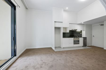 Large Studio Apartment with Courtyard - Photo 2