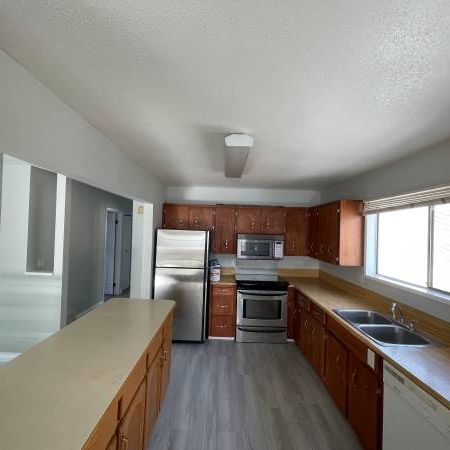 Bright Upper Suite - Photo 3