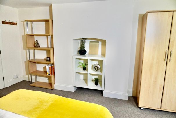 3 Bed Flat, Waverley Road, BS6 - Photo 1