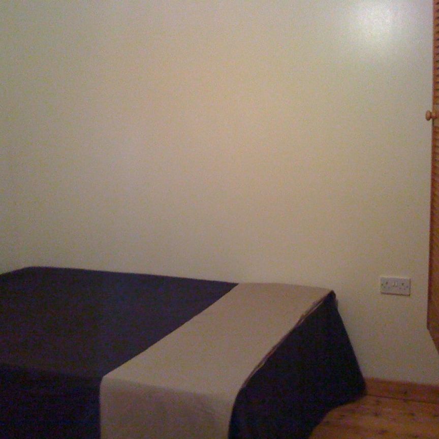 1 Bed Semi-Detached House, Evelyndenington Road, E6 - Photo 1