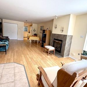 Spacieux et lumineux 3½ + bureau fermé. Terrasse soleil. 5 min à pied du village et des Outlets de St-Sauveur des Monts. - Photo 2