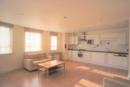 Park West, Uxbridge Road, Ealing, London W5 - Photo 2