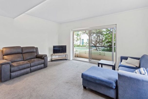 Spacious Fully Furnished 2-Bedroom Apartment with Garage – Prime Coogee Location - Photo 1