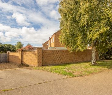Immaculate two bedroom semi-detached house in the sought-after vill... - Photo 6