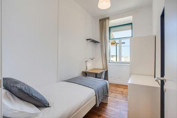 Calçada do Marquês de Abrantes, Lisbon, Lisbon 1200-163 - Photo 1