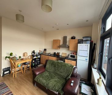 1 Bed Flat, Central Garden, L1 - Photo 1