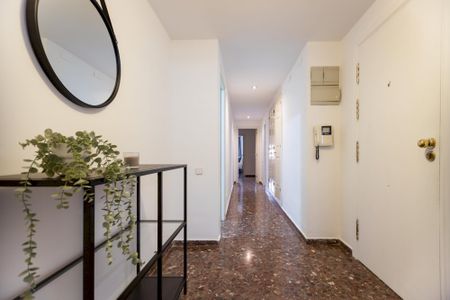 Spacious room with balcony in Valencia. - Photo 2