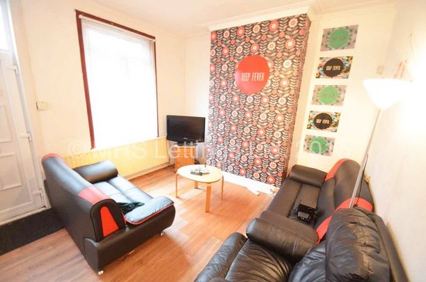 4 Bedroom Mid Terraced House for rent in Harold Grove - Photo 1