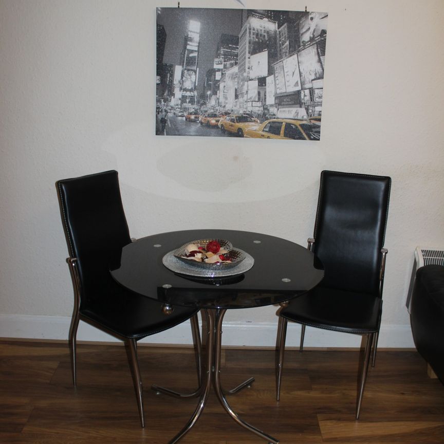 **STYLISH** Spacious, FULLY FURNISHED 1 Bedroom Apartment *Private Parking* Close to City Centre, HOSPITALS & UNIVERSITIES. STUDENTS** - Photo 1