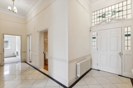 3 bedroom flat in London - Photo 4