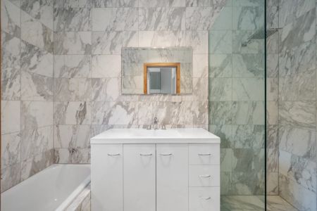 Modern and spacious home - Photo 5