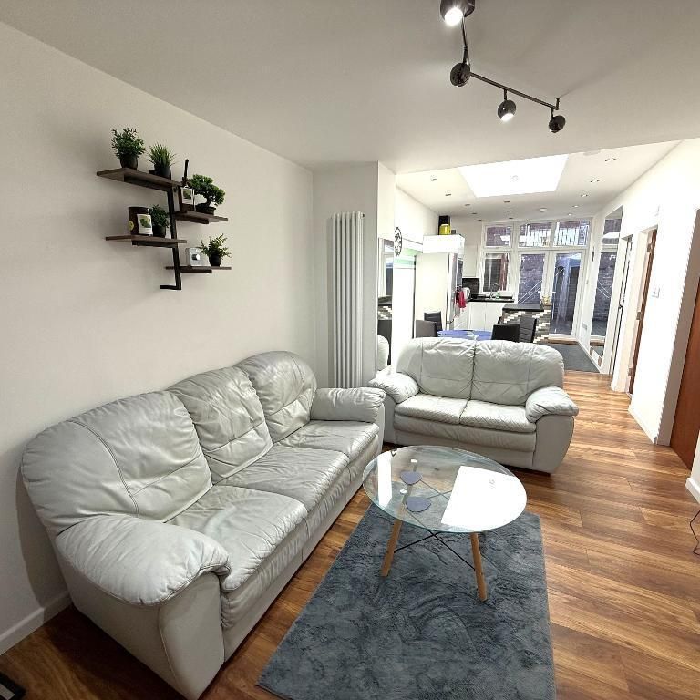 3 bedroom ground floor flat to rent - Photo 1