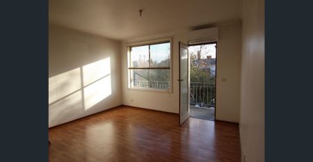 Light filled two bedroom apartment - Photo 2