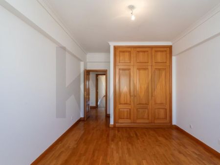 4 room luxury Apartment for rent in Carnide, Portugal - Photo 4