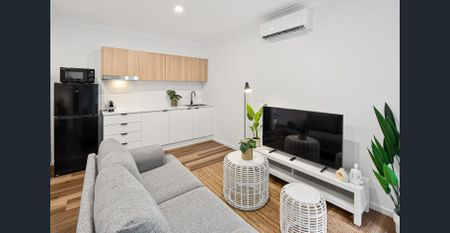 Nearly brand new fully furnished ground floor unit - Photo 3