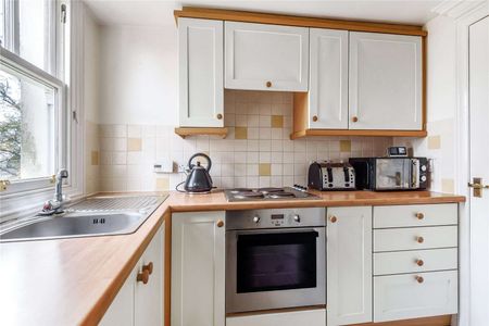 A first floor apartment to rent in a characterful building within a mile from the heart of Reading town centre. - Photo 3