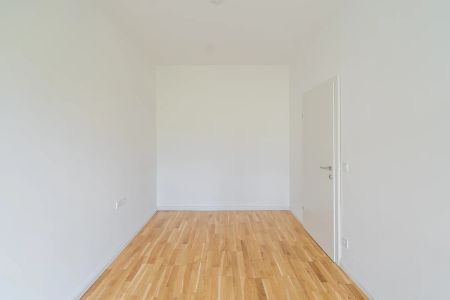 Großer Garten: Moderne Erdgeschosswohnung mit Tiefgaragenplatz ab sofort verfügbar! - Photo 4