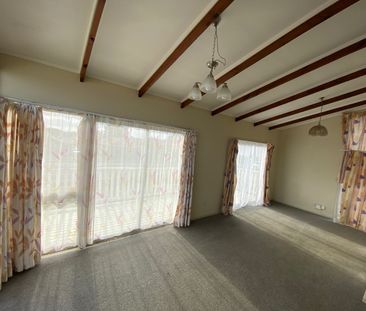 Exceptional 3-Bedroom Family Home in Bucklands Beach – $800/week - Photo 1