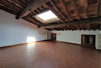 Caratteristica mansarda arredata di sola cucina!