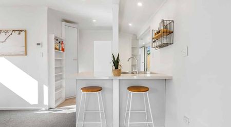 Cute and Central in Hillsborough. - Photo 4