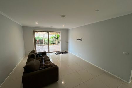Beautiful Family Home in Cranbourne North - Photo 2