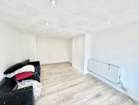 Stephen Avenue, Elm Park, RM13 7NP, Property for rent - Photo 2