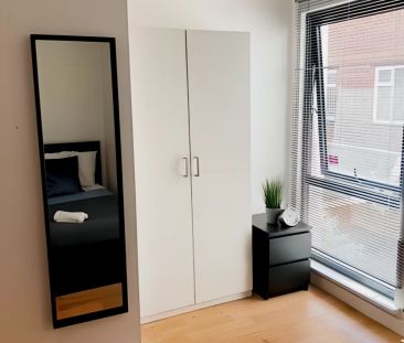 Modern 2-bedroom flat with a balcony, in West Bar - Photo 2