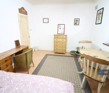 1 bedroom in a flat share to rent - Photo 2