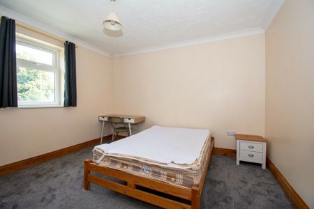 Student house on Redhill drive - Photo 4