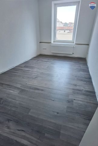 Sanierte 3,5 Zi. WHG direkt in der Hauptstraße mit Stellplatz im Innenhof! - Photo 2