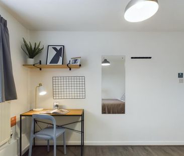 1 bedroom in a house share to rent - Photo 3