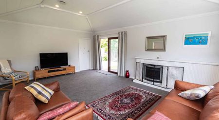 Large family home in Karori! - Photo 2