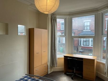 3 Bedroom Semi Detached To Rent in Lenton - Photo 2